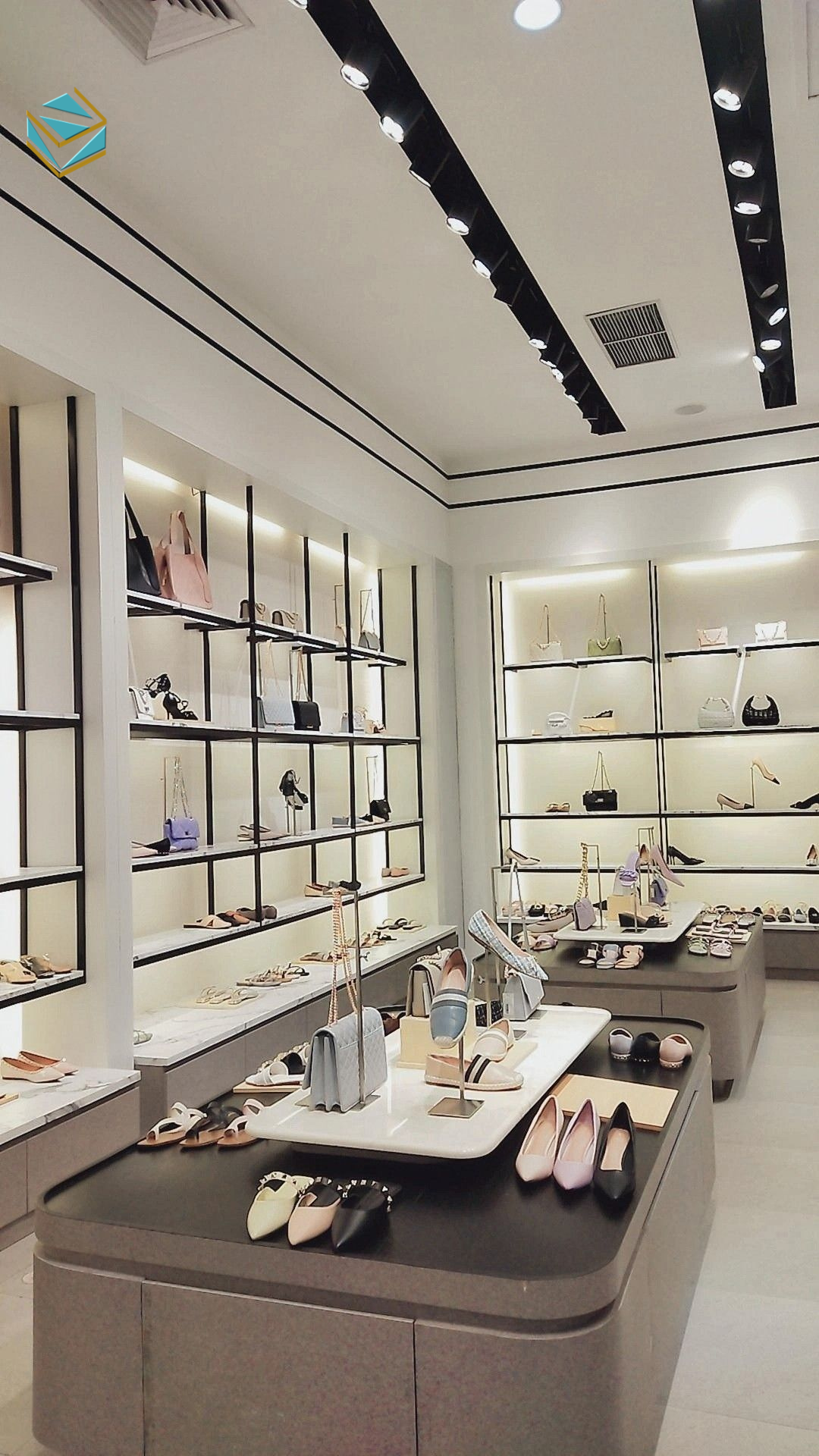 Mẫu thi công shop giày theo phong cách hiện đại, bố cục gọn gàng và ánh sáng tập trung, phù hợp thương hiệu thời trang cao cấp.