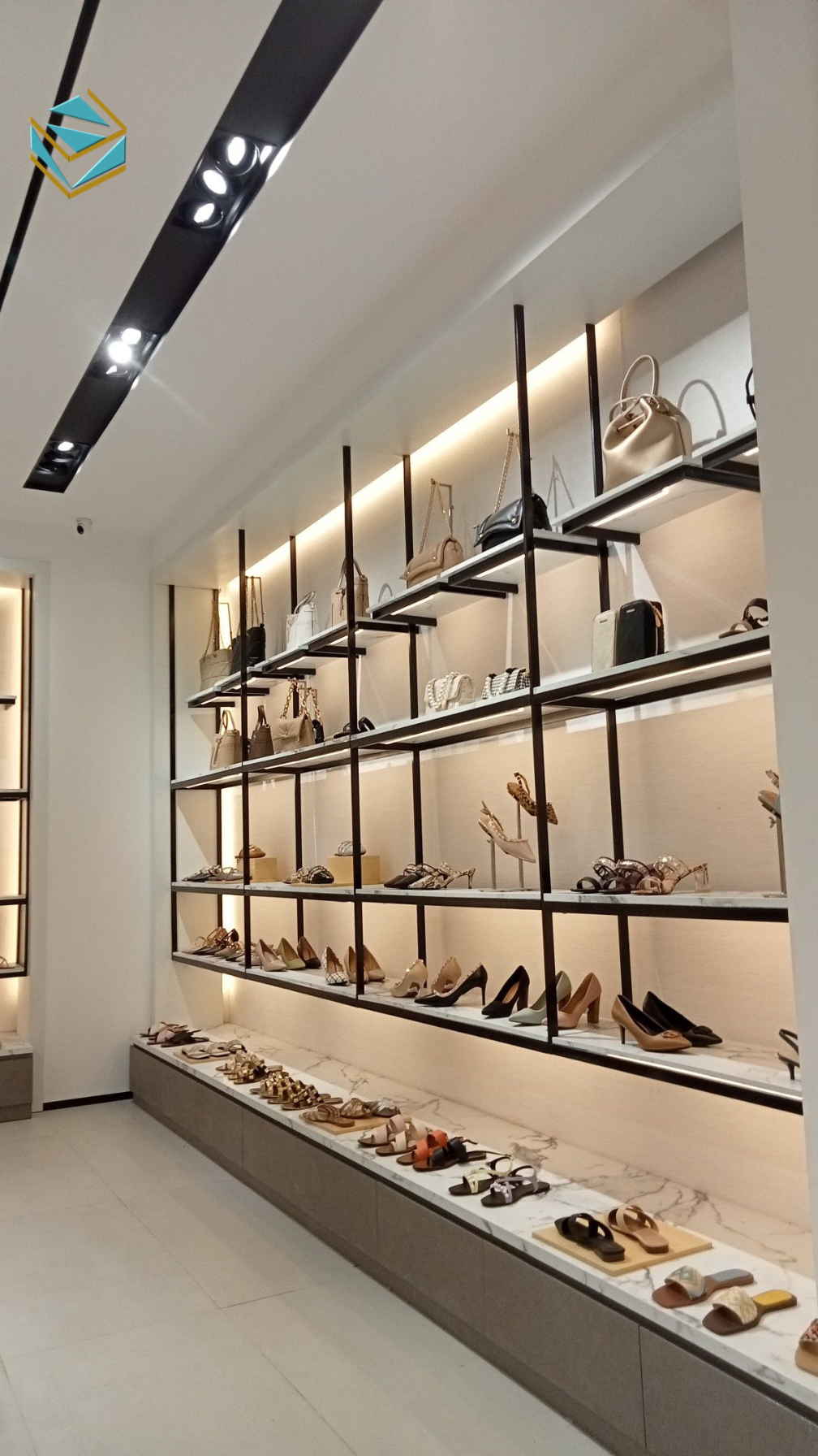 Mẫu thi công shop giày nhỏ tập trung tối ưu diện tích, phù hợp cửa hàng dưới 40m² nhưng vẫn giữ tính thẩm mỹ cao.