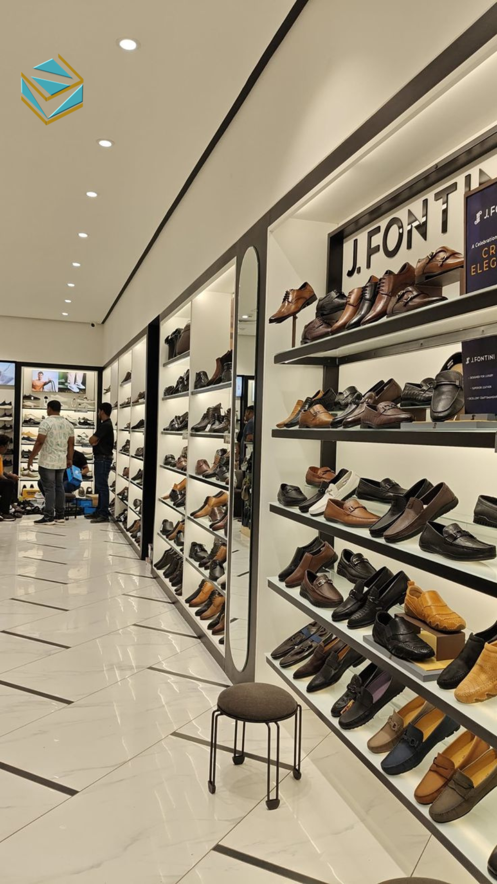 Thi công shop giày theo phong cách tối giản, giảm chi tiết thừa, giúp khách dễ tập trung vào sản phẩm chính.