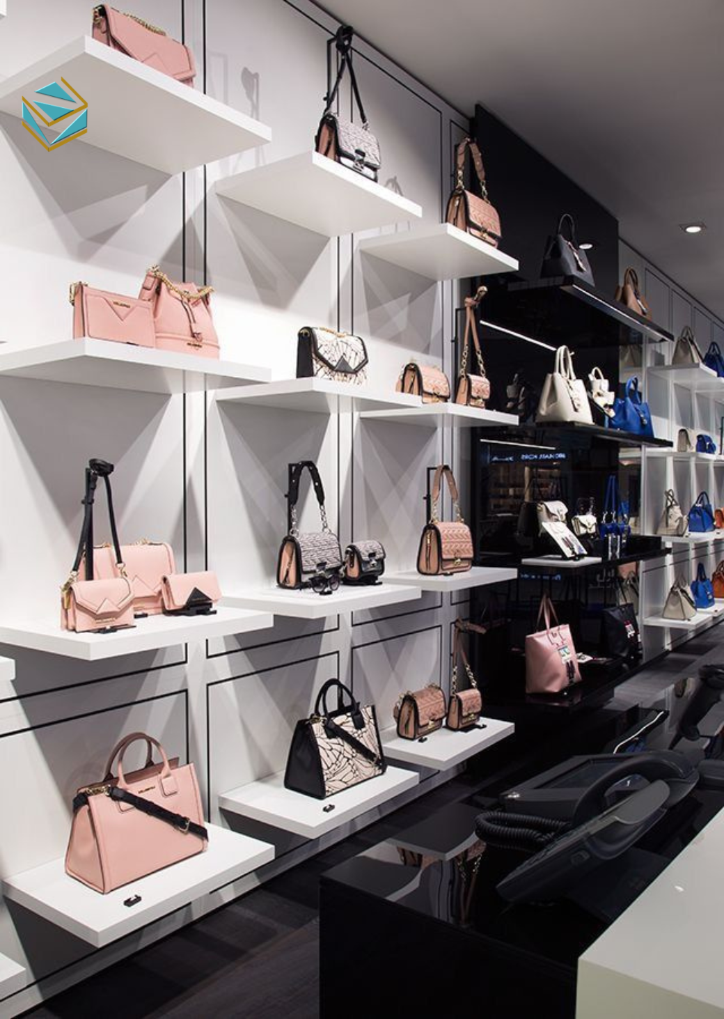 Hình ảnh thể hiện hệ thống ánh sáng trắng và đèn rọi được bố trí hợp lý, giúp tôn màu sắc và chất liệu túi xách.