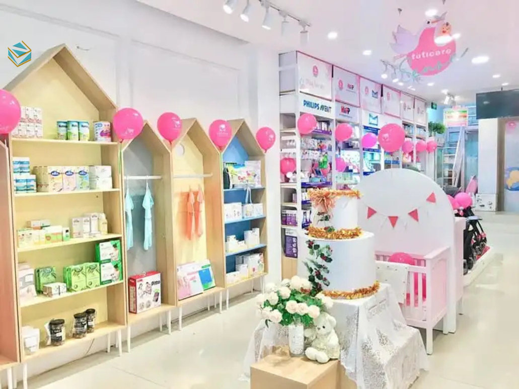 Thiết kế cửa hàng mẹ và bé hiện đại kết hợp ánh sáng dịu, màu sắc nhẹ nhàng, tạo hình ảnh thương hiệu uy tín cho các gia đình trẻ.