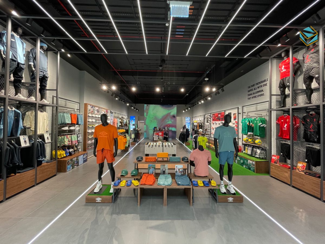 Ánh sáng trắng trung tính kết hợp đèn rọi giúp tôn màu sắc và chất liệu dụng cụ thể thao.