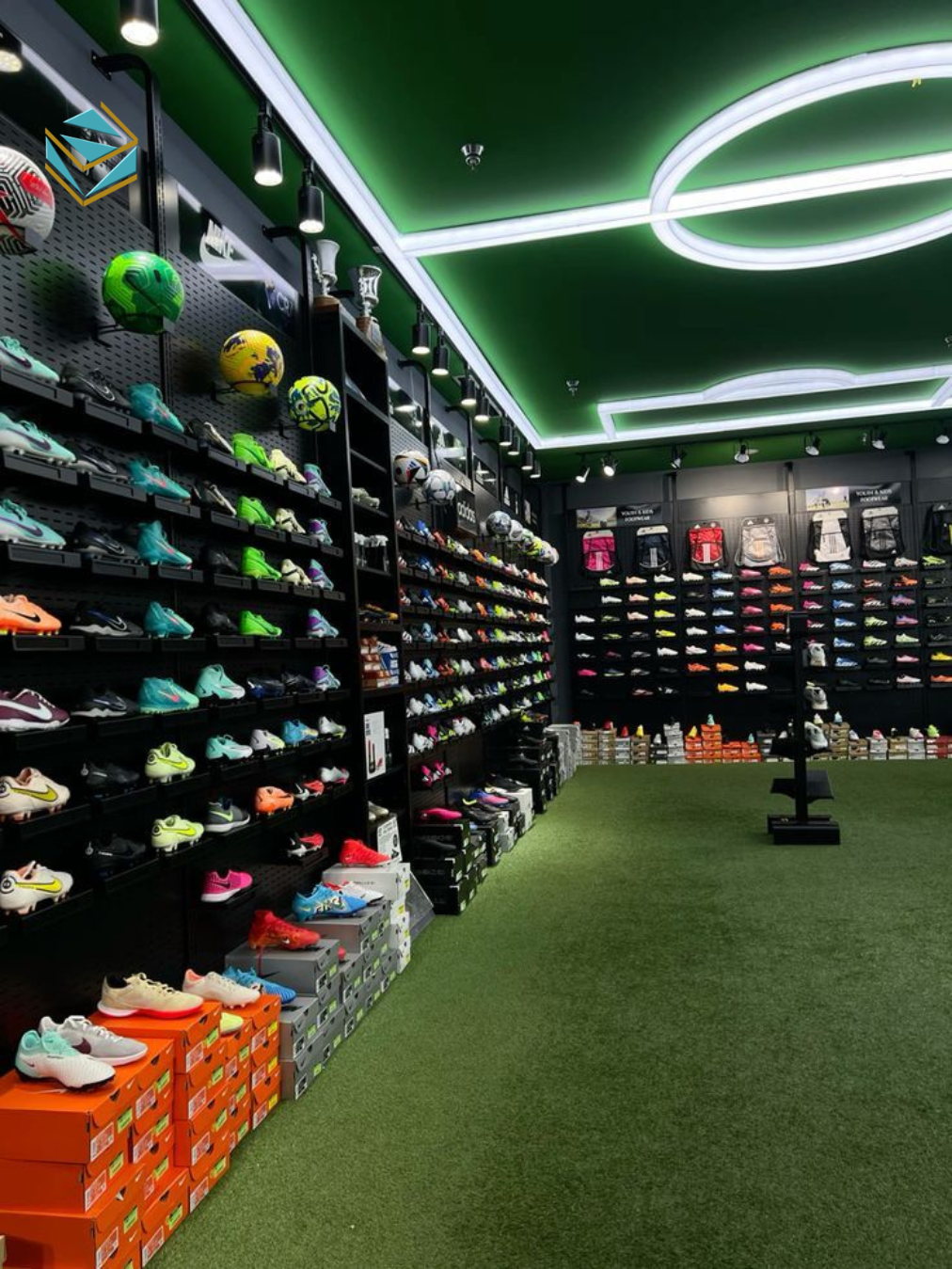 Không gian được bố trí khoa học giúp khách dễ xem, thử và lựa chọn dụng cụ thể thao phù hợp.