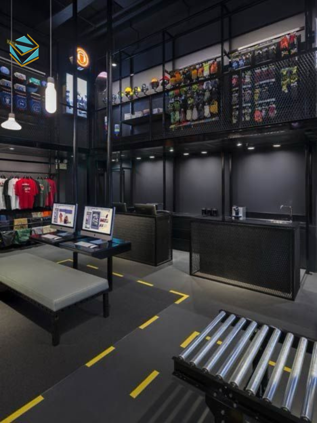 Hệ kệ thép và gỗ được thi công chắc chắn, chịu tải tốt, phù hợp trưng bày nhiều loại sản phẩm thể thao.