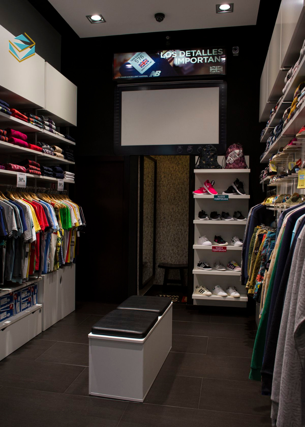 Hệ kệ, giá treo và tủ trưng bày được thi công đồng bộ, phù hợp nhiều loại dụng cụ thể thao khác nhau.