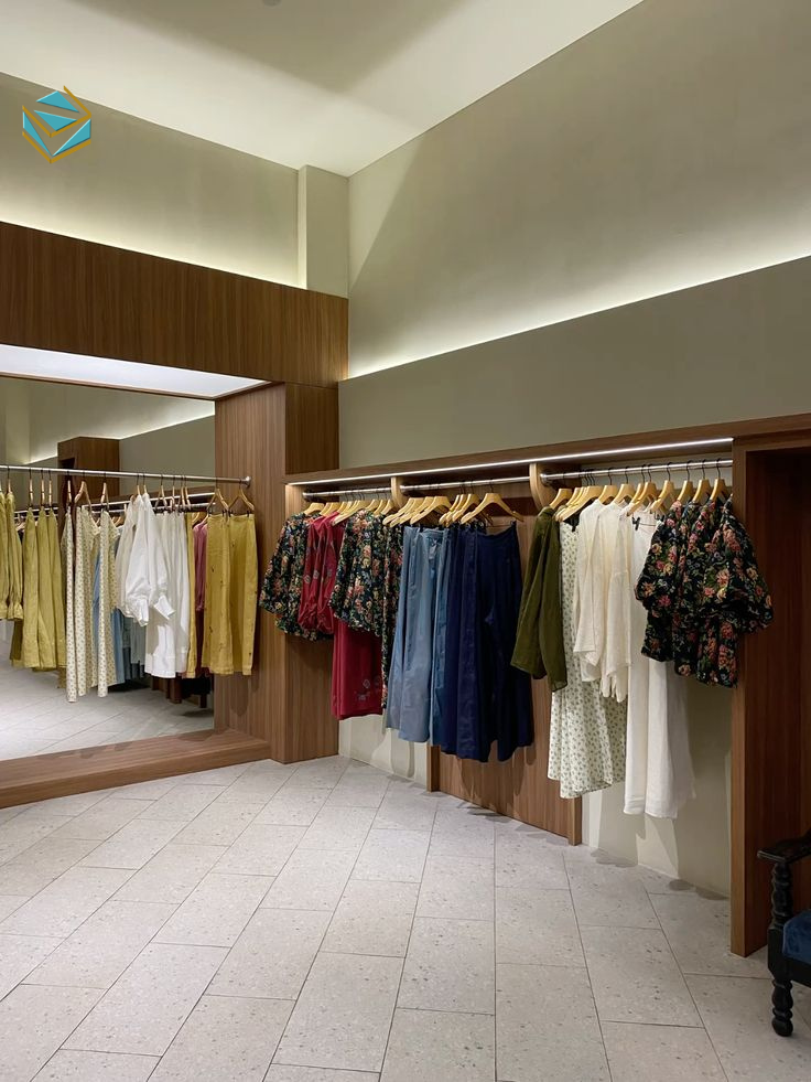 Hệ kệ và quầy thu ngân được gia công từ MDF phủ Melamine, phù hợp thi công shop thời trang ngân sách vừa phải.