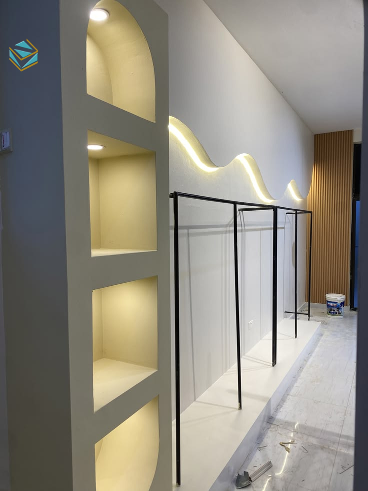 Hệ thống ánh sáng shop quần áo sử dụng đèn ray chiếu điểm, giúp tôn màu sắc và chất liệu vải rõ nét hơn.