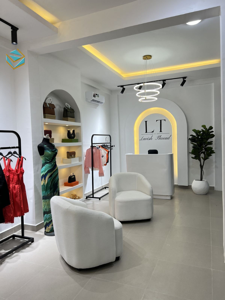 Xu hướng thi công nội thất shop thời trang ưu tiên layout mở, kệ cao kịch trần và bảng màu trung tính nhằm tối đa hóa diện tích trưng bày.