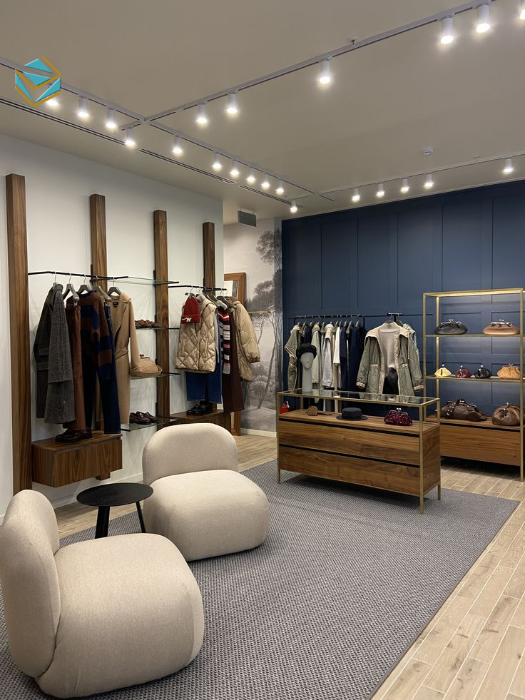 Thiết kế mặt tiền shop quần áo hiện đại với bảng hiệu nổi và cửa kính lớn giúp tăng khả năng nhận diện thương hiệu.