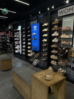 Ánh sáng LED kết hợp đèn rọi giúp tăng hiệu ứng trưng bày trong thiết kế thi công cửa hàng thể thao.