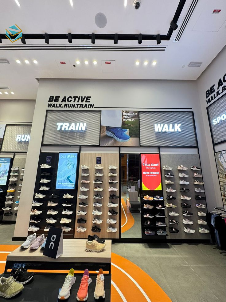 Layout cửa hàng thể thao được thiết kế lối đi rộng và phân khu sản phẩm rõ ràng.