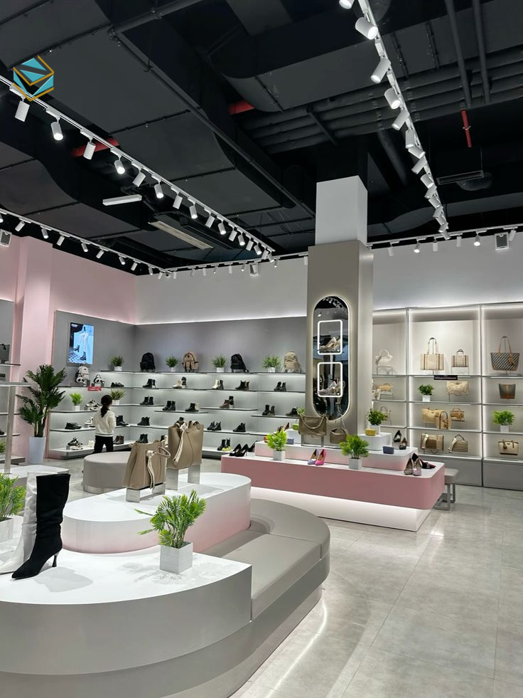 Thi công shop giày dép sử dụng cửa kính trong suốt kết hợp đèn LED viền giúp tăng độ nhận diện và thu hút khách từ xa.