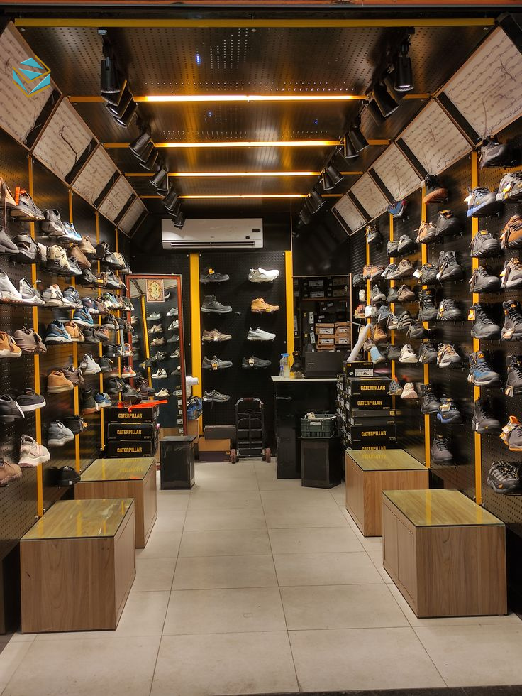 Thiết kế mặt tiền cửa hàng thể thao giúp tăng khả năng nhận diện thương hiệu và thu hút khách hàng từ xa.