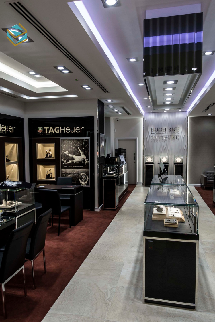 Giải pháp thi công shop đồng hồ cho không gian dưới 30m² tập trung vào kệ sát tường, lối đi thông thoáng và ánh sáng chuẩn giúp tăng trải nghiệm mua sắm.