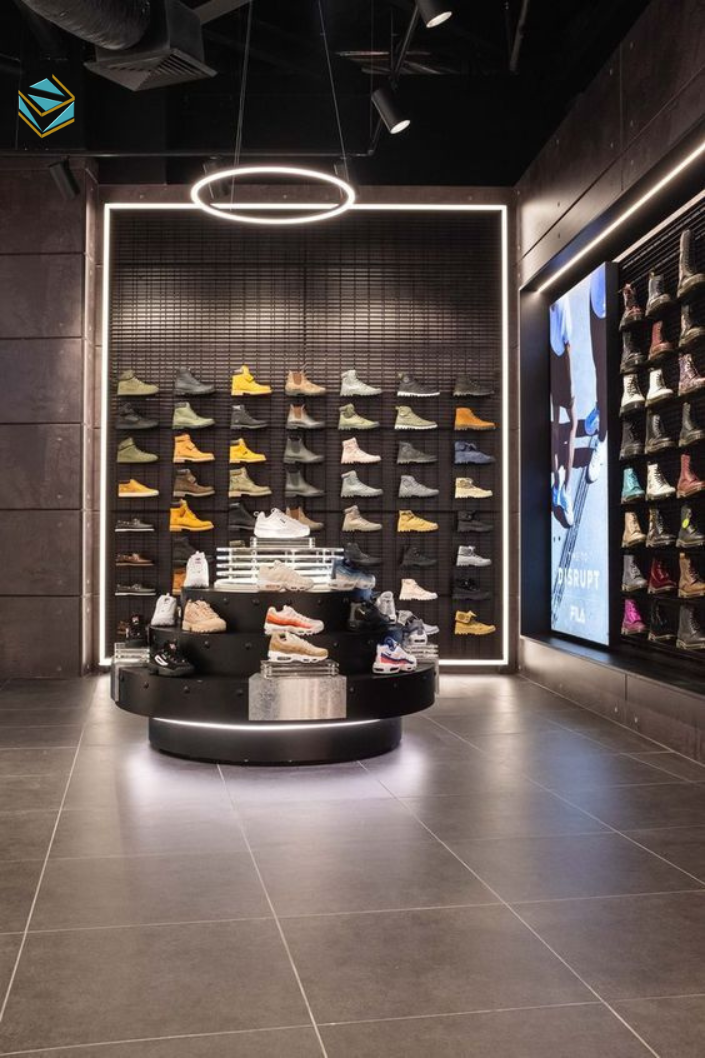 Phong cách minimalism tập trung vào sản phẩm và tối ưu diện tích cho shop dụng cụ thể thao nhỏ.