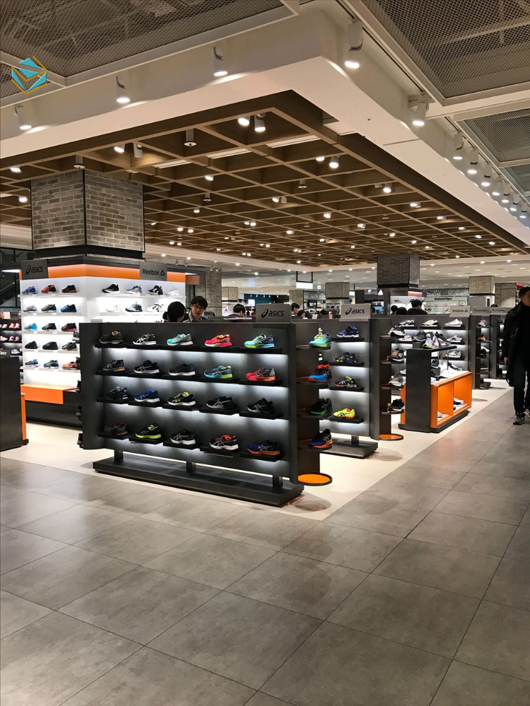 Mẫu shop thể thao nhỏ sử dụng kệ trưng bày thông minh, tối ưu diện tích và tạo trải nghiệm mua sắm thuận tiện cho khách hàng.