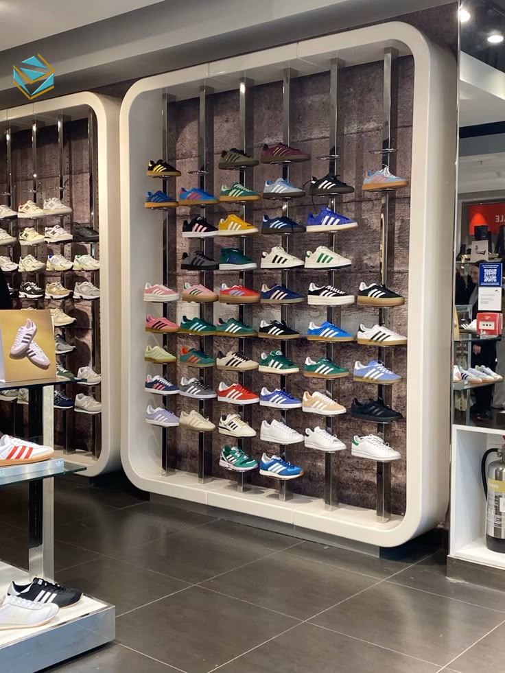 Không gian shop thể thao nhỏ được bố trí hợp lý với hệ thống kệ linh hoạt, giúp tận dụng tối đa diện tích cửa hàng.