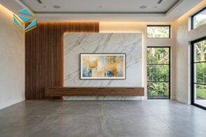 Kệ tivi phòng khách treo tường gỗ MDF vân óc chó kết hợp vách ốp lam sóng và tấm vân đá sang trọng