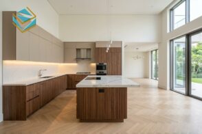 Tủ bếp chữ L có bàn đảo bếp gỗ MDF kháng ẩm hiện đại