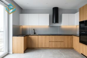 Tủ bếp gỗ MDF kháng ẩm phủ Melamine vân gỗ sồi phối cánh trắng hiện đại giá xưởng Nam Việt